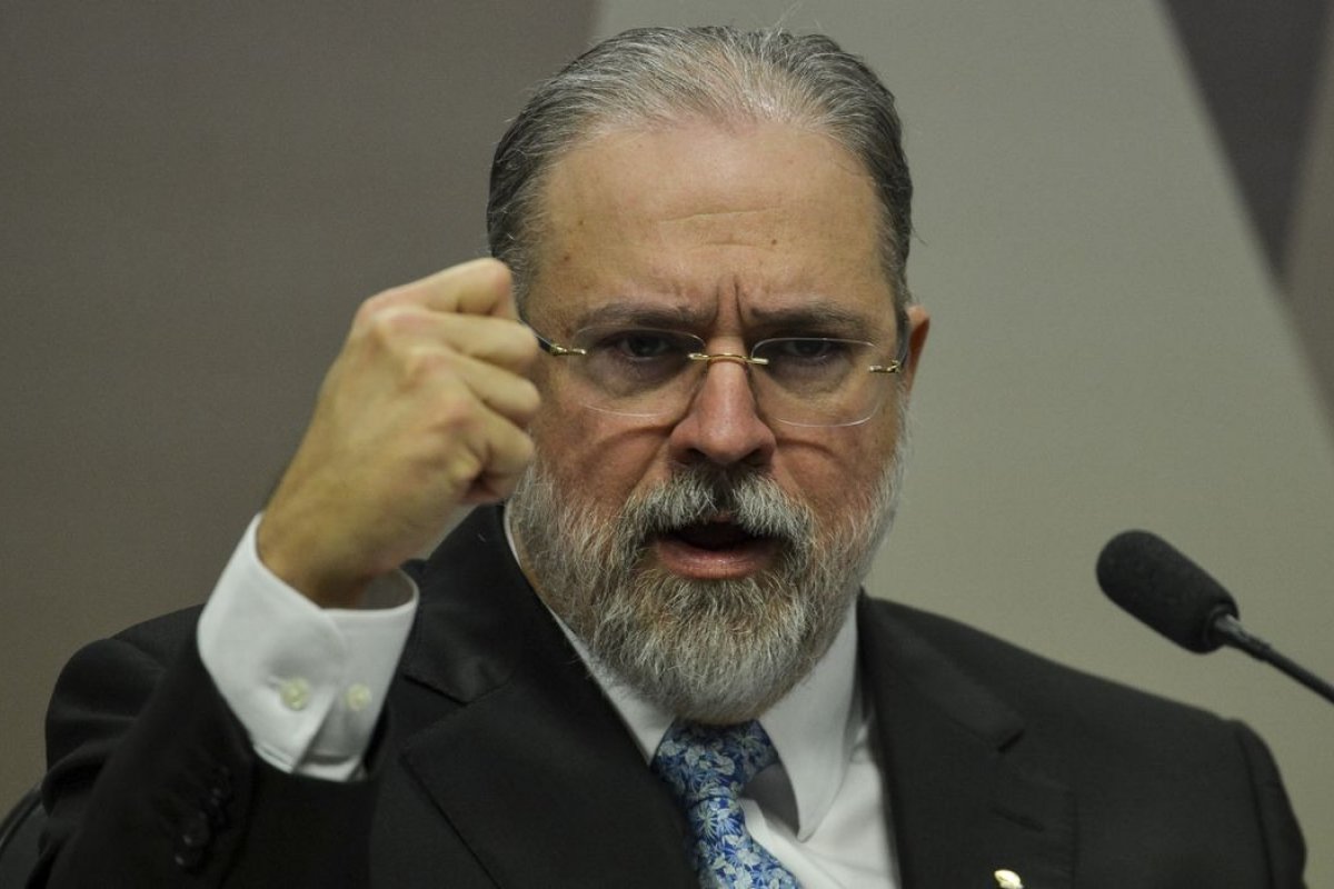 ‘Precisamos dizer eu te amo todos os dias para democracia’, declara Aras