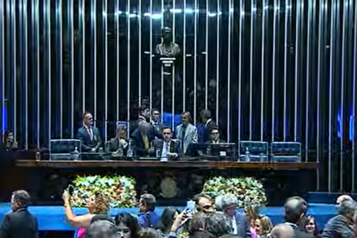Ao vivo: posse dos senadores e eleição do presidente e Mesa Diretora