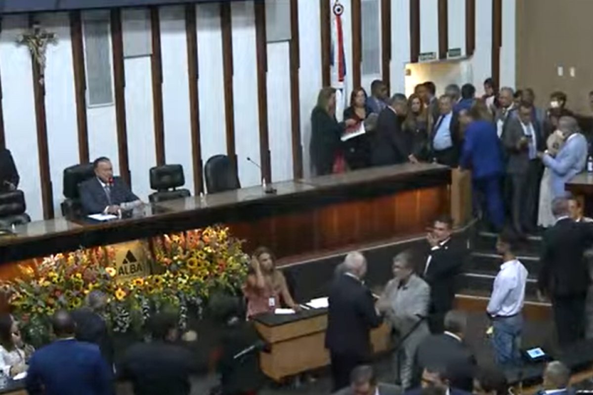 Ao vivo: 63 deputados estaduais tomam posse na Alba