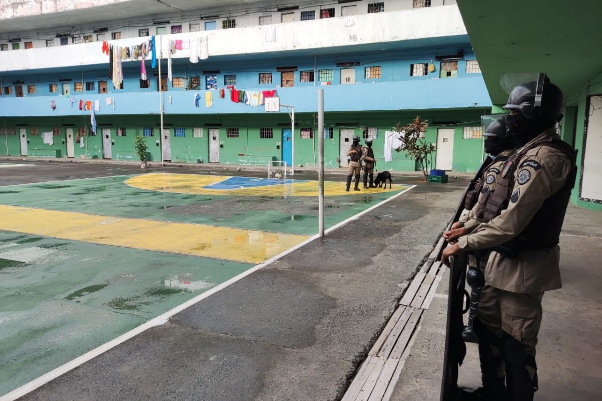 Operação integrada encontra 23 celulares em presídio de Salvador