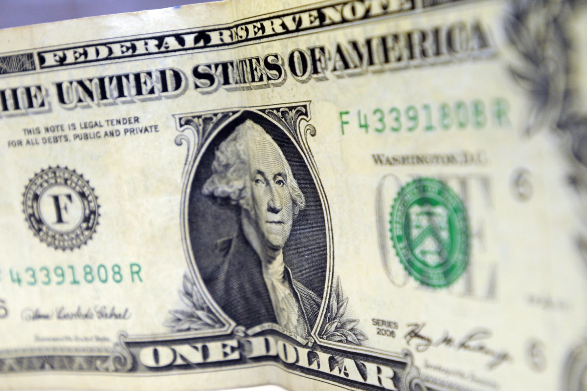 Dólar fecha quinta-feira em queda após sequência de recordes