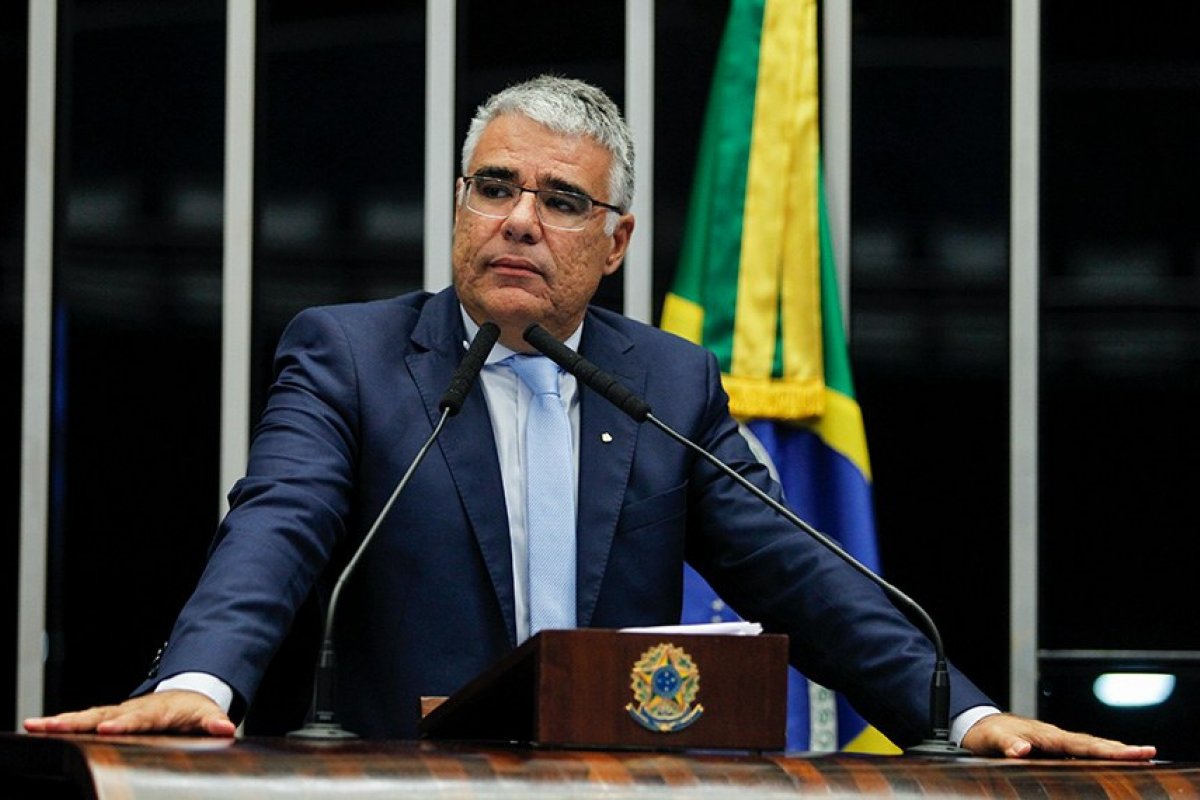 Eduardo Girão retira candidatura para Presidência do Senado e declara apoio a Rogério Marinho