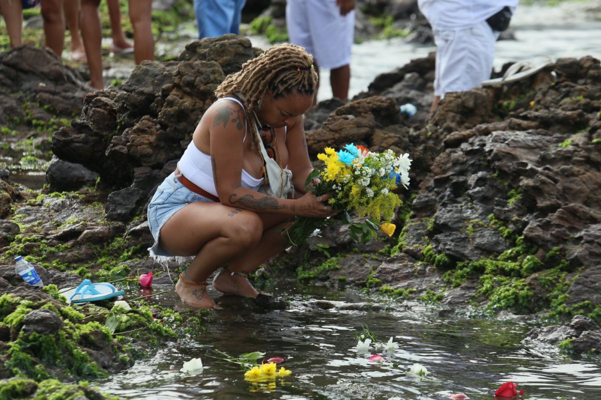 Festa de Iemanjá: baianos e turistas lotam orla do Rio Vermelho, em Salvador