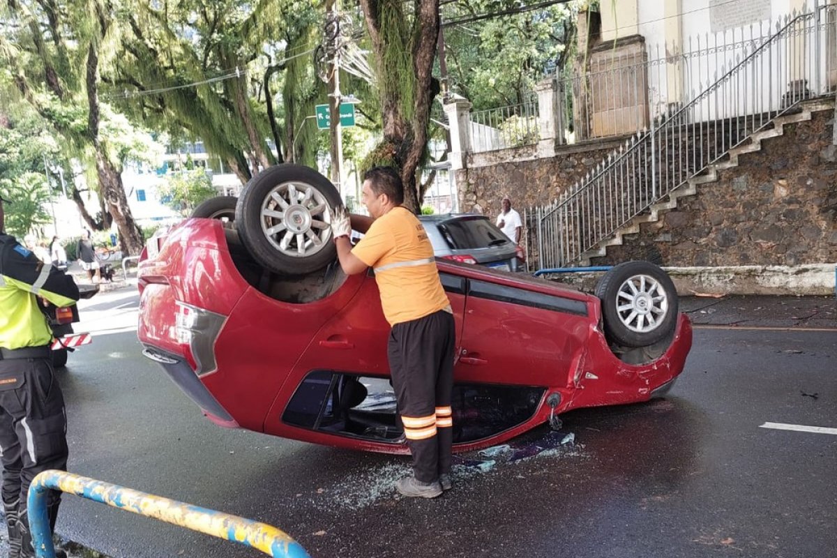 Motorista perde controle da direção e carro fica de ‘cabeça para baixo’ no Largo da Graça