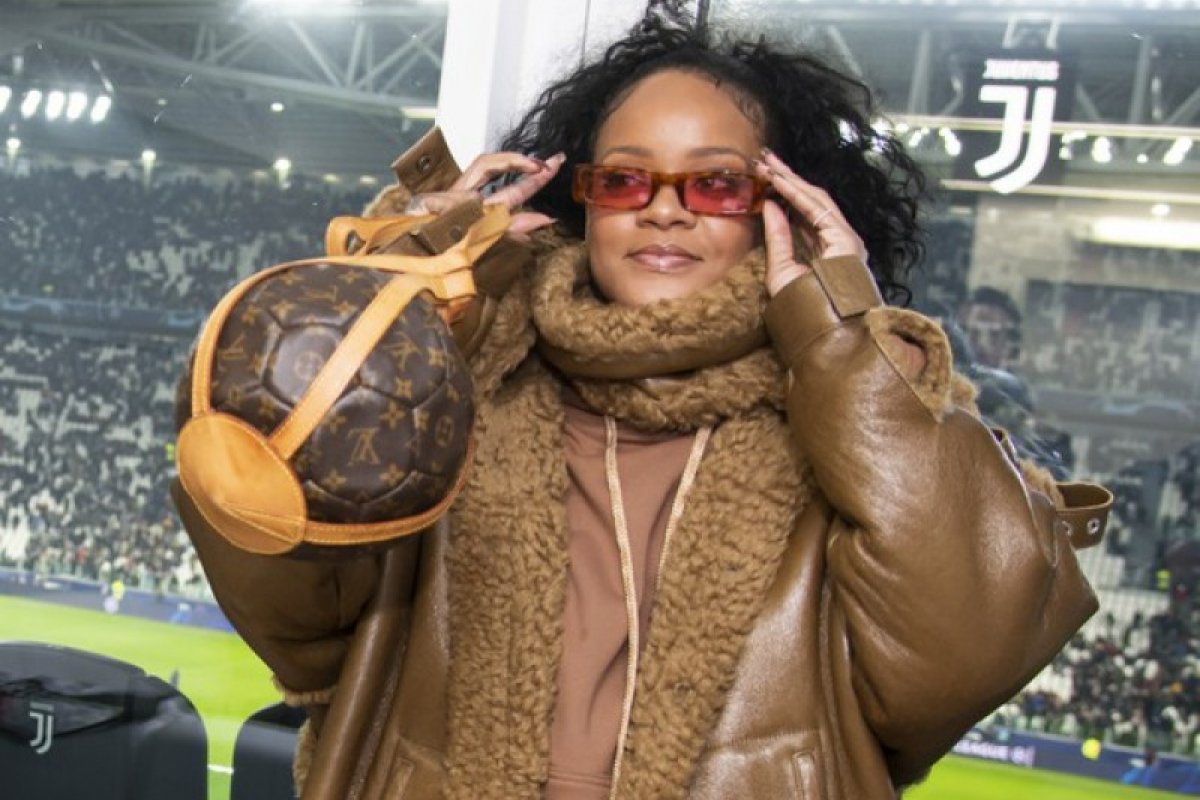 Rihanna usa bolsa em formato de bola de futebol lançada em 1998
