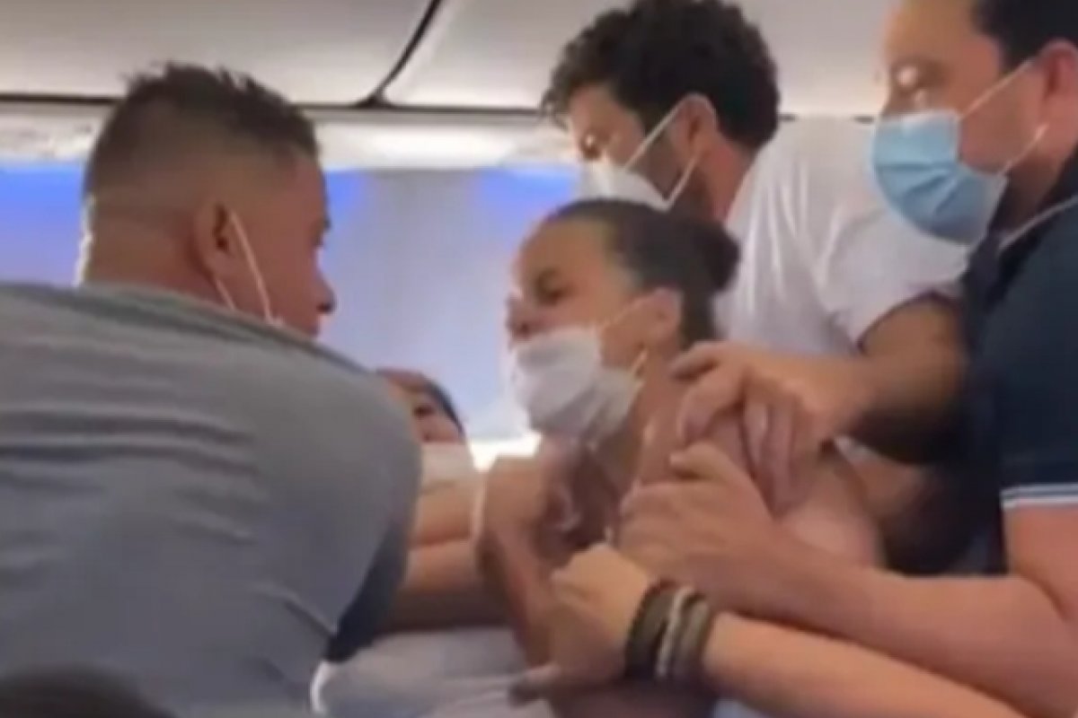 Vídeo: confusão entre passageiros causa tumulto e faz voo da Gol atrasar uma hora em Salvador