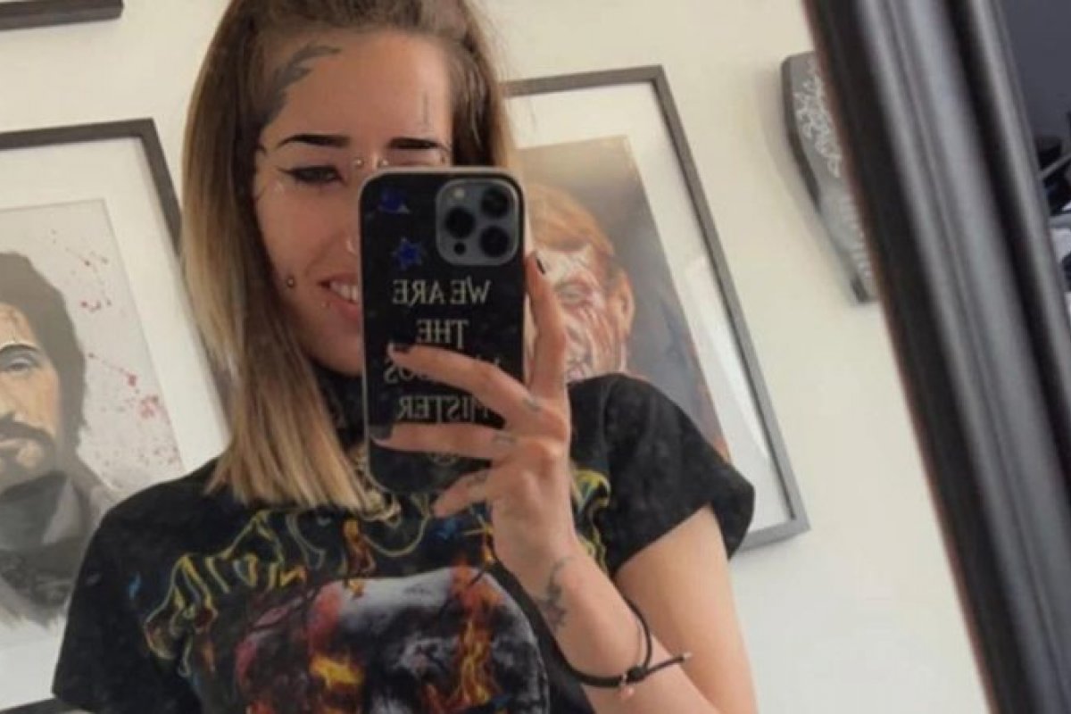 Fã de serial killers, mulher mata namorado com 22 facadas