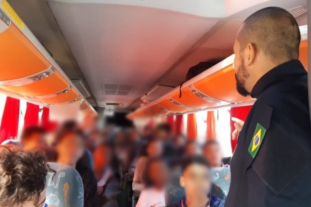 Ônibus escolar com excesso de passageiros é flagrado em Simões Filho