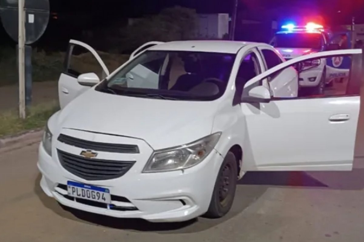 Polícia Militar recupera carro roubado no interior da Bahia; suspeitos fogem a pé