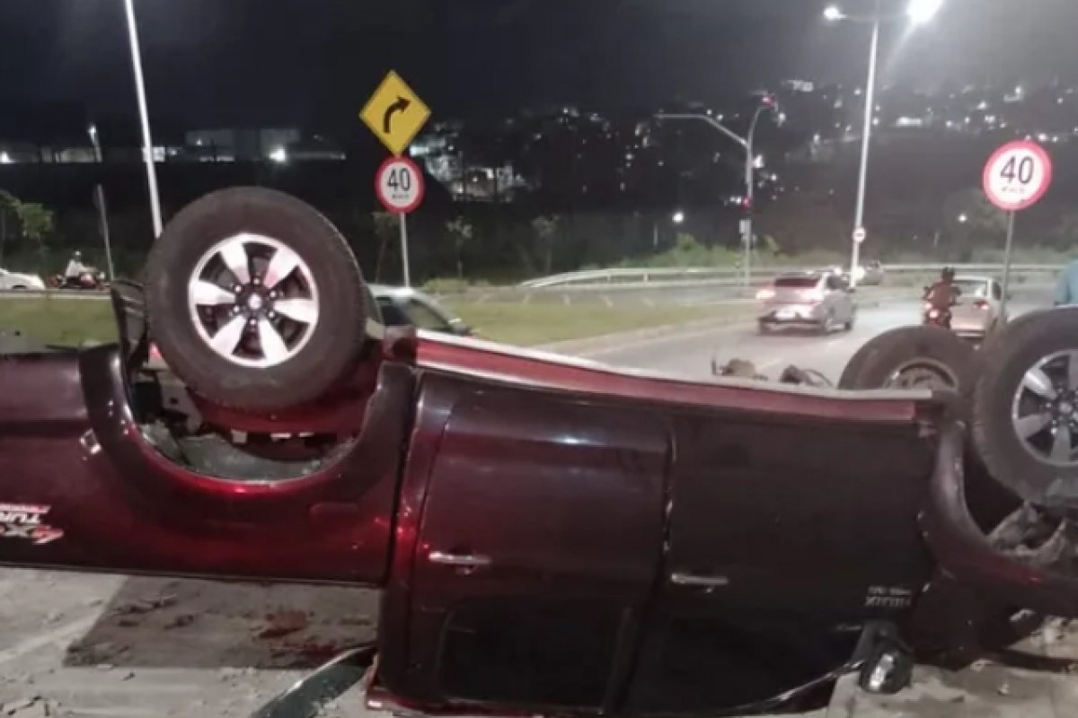 Motorista perde controle e carro cai de pista elevada em Salvador