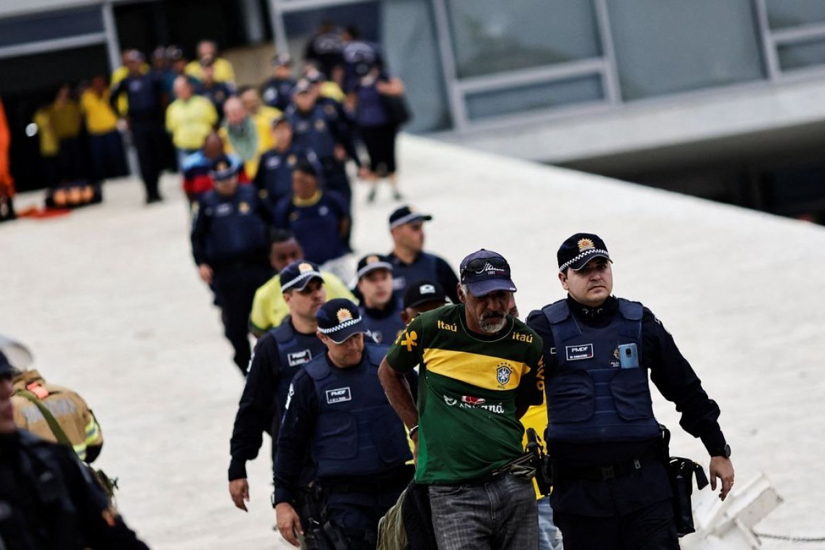 Suspeitos de atentado no DF que estão em liberdade receberam R$ 1,6 milhão em auxílios do governo