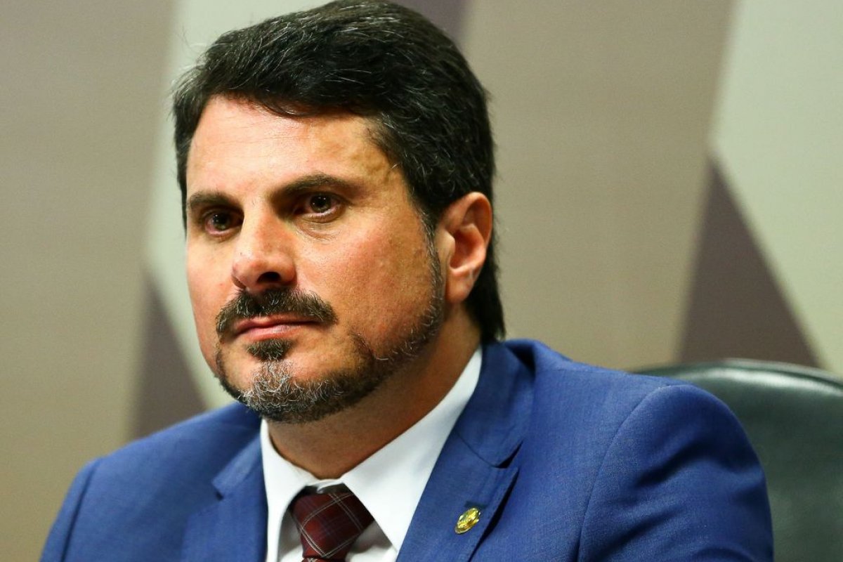 Documento enviado ao STF mostra que Marcos do Val entregou celular de forma espontânea