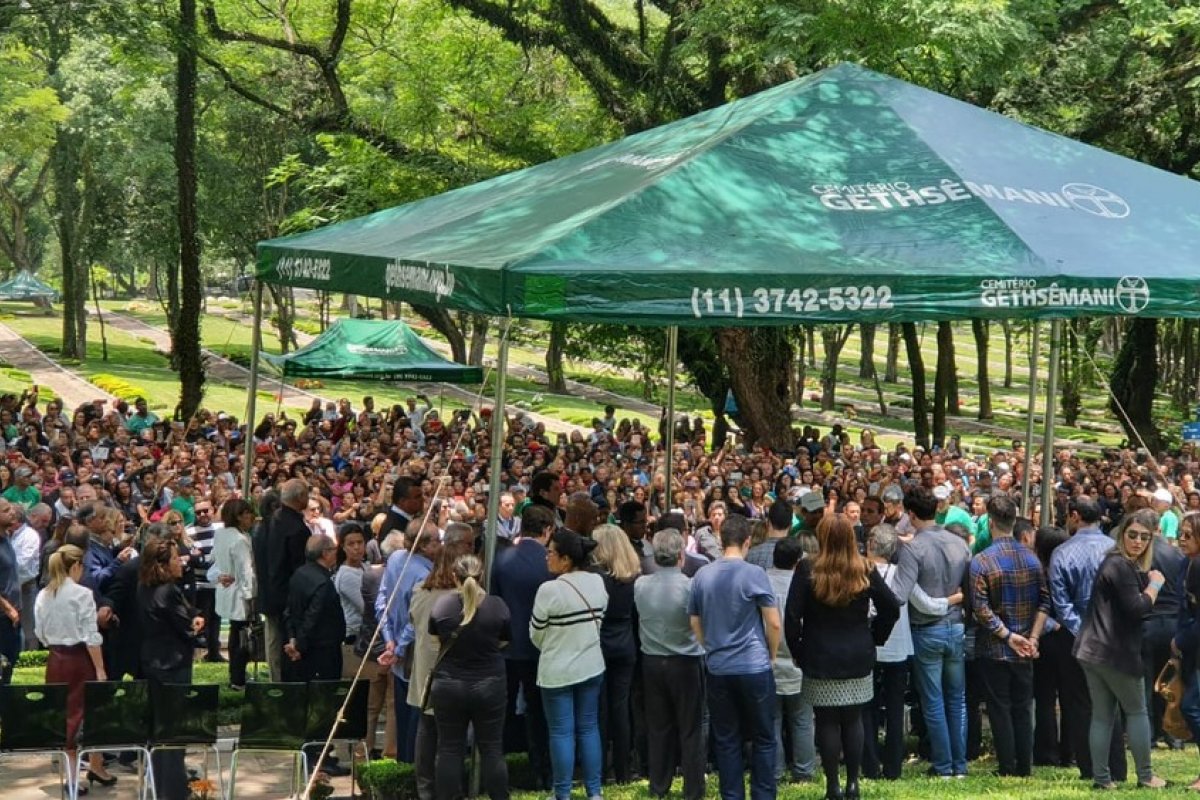 Corpo de Gugu é sepultado na Zona Sul de SP