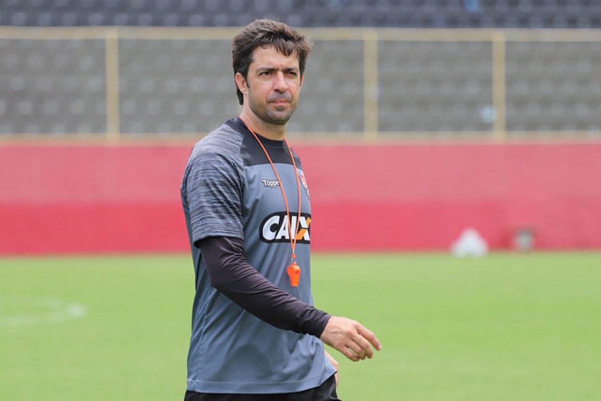 Após derrota para o CSA, técnico João Burse é demitido do Vitória
