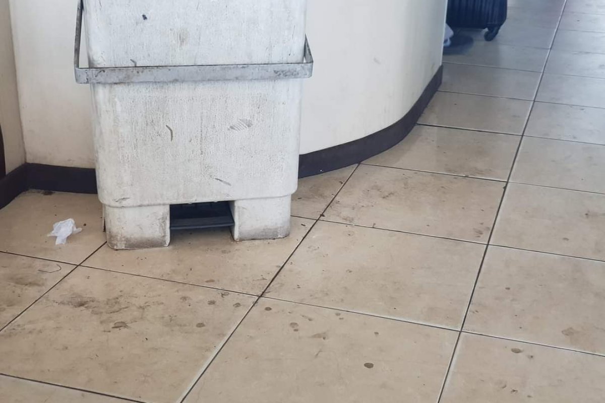 Passageiro denuncia falta de limpeza na sala de usuários e banheiros no Ferry-Boat