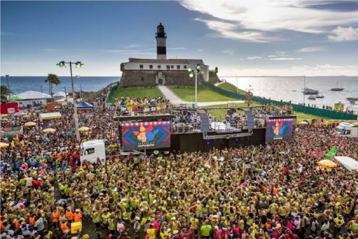 Com ingressos valendo mais de mil reais, Bloco Camaleão esgota abadás para a segunda de carnaval em Salvador