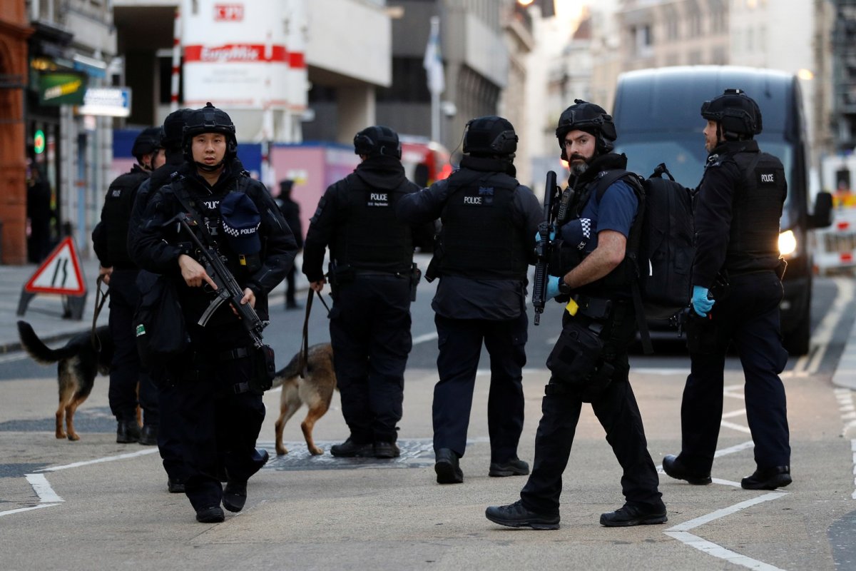 Polícia prende suspeito após ataque a faca em área turística de Londres