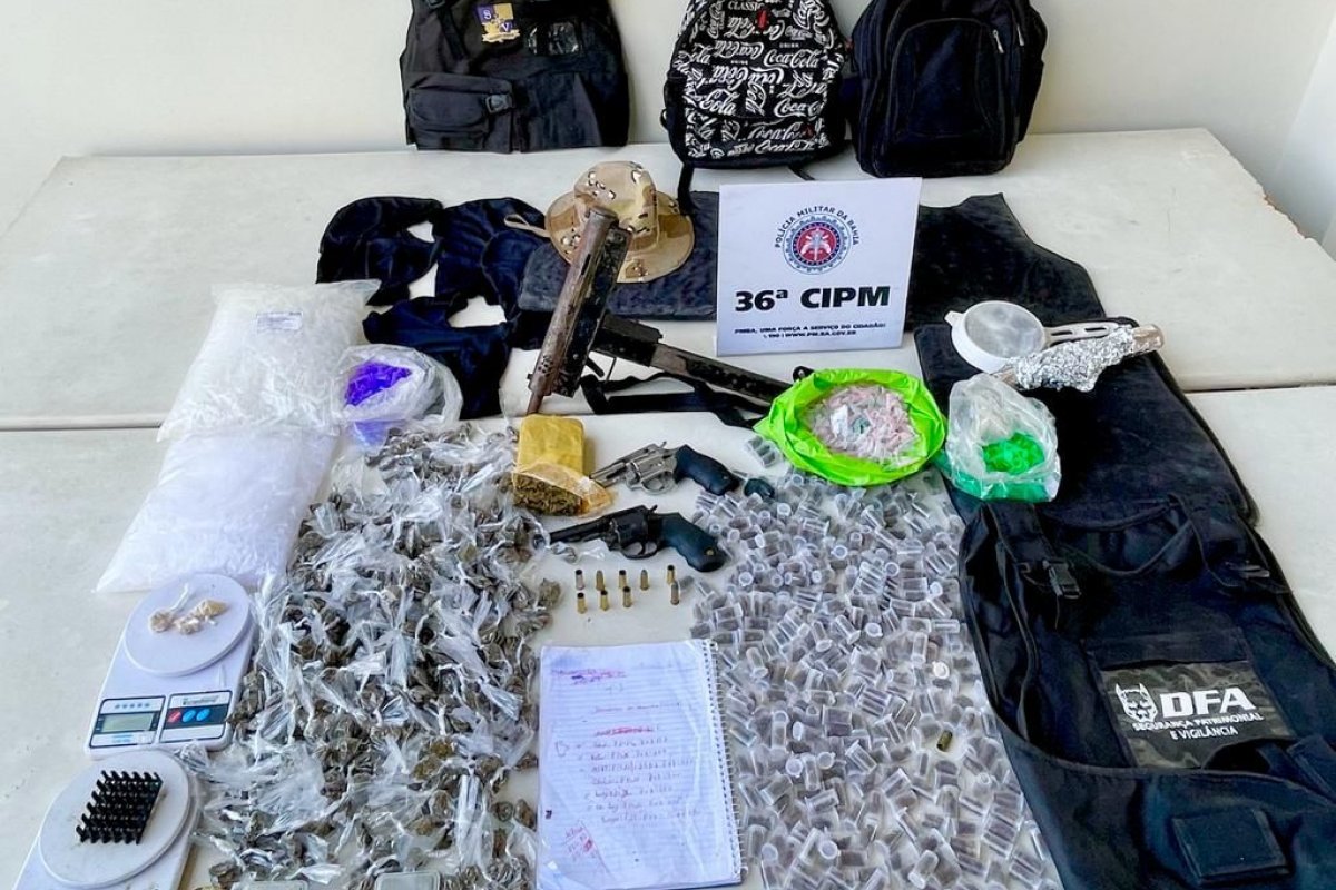 PM apreende submetralhadora e drogas em Dias D'Ávila, no interior da Bahia