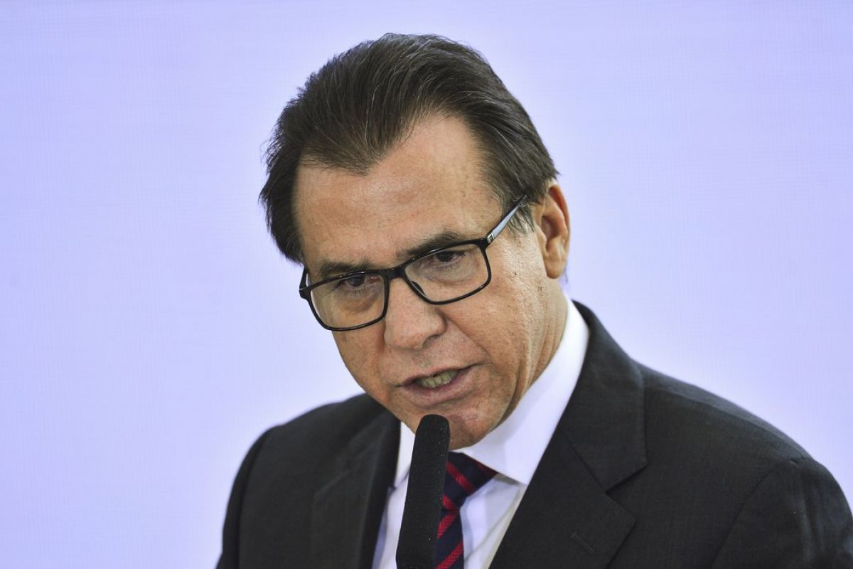 Ministro do Trabalho afirma que poderia substituir Uber pelos Correios