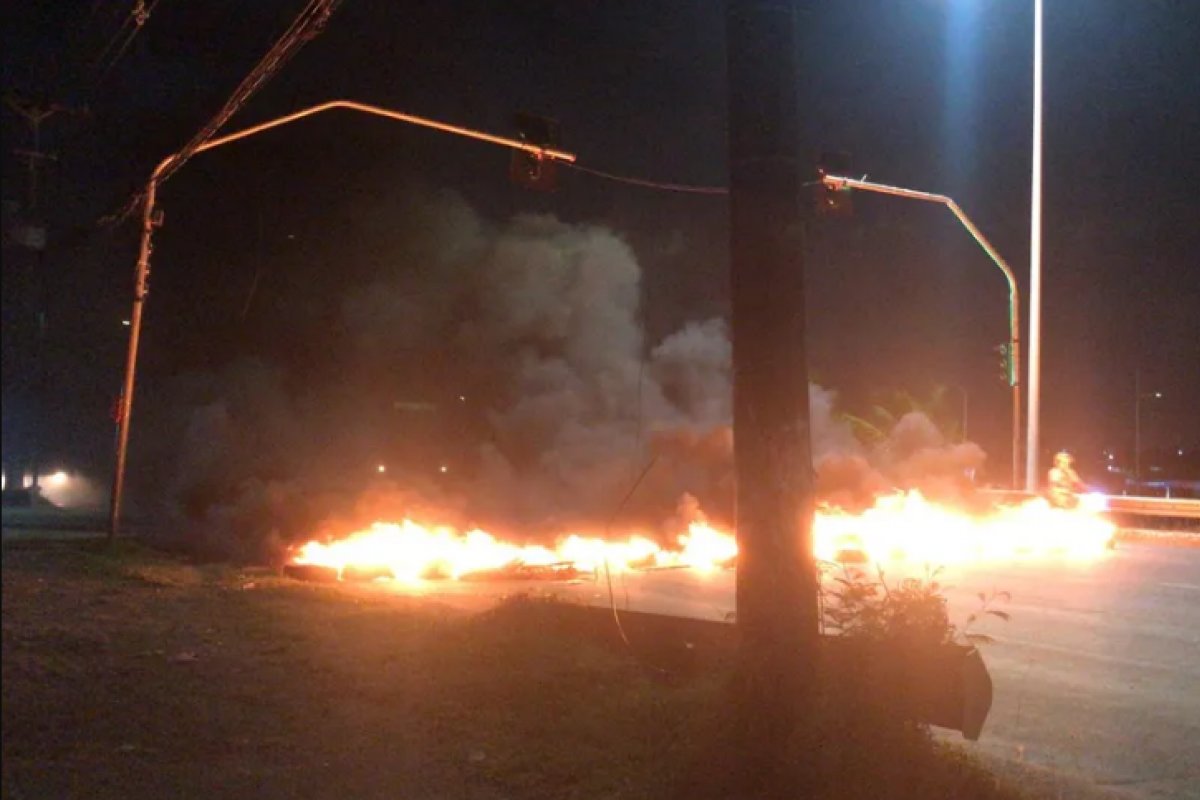 Manifestantes bloqueam via na Avenida Paralela em Salvador