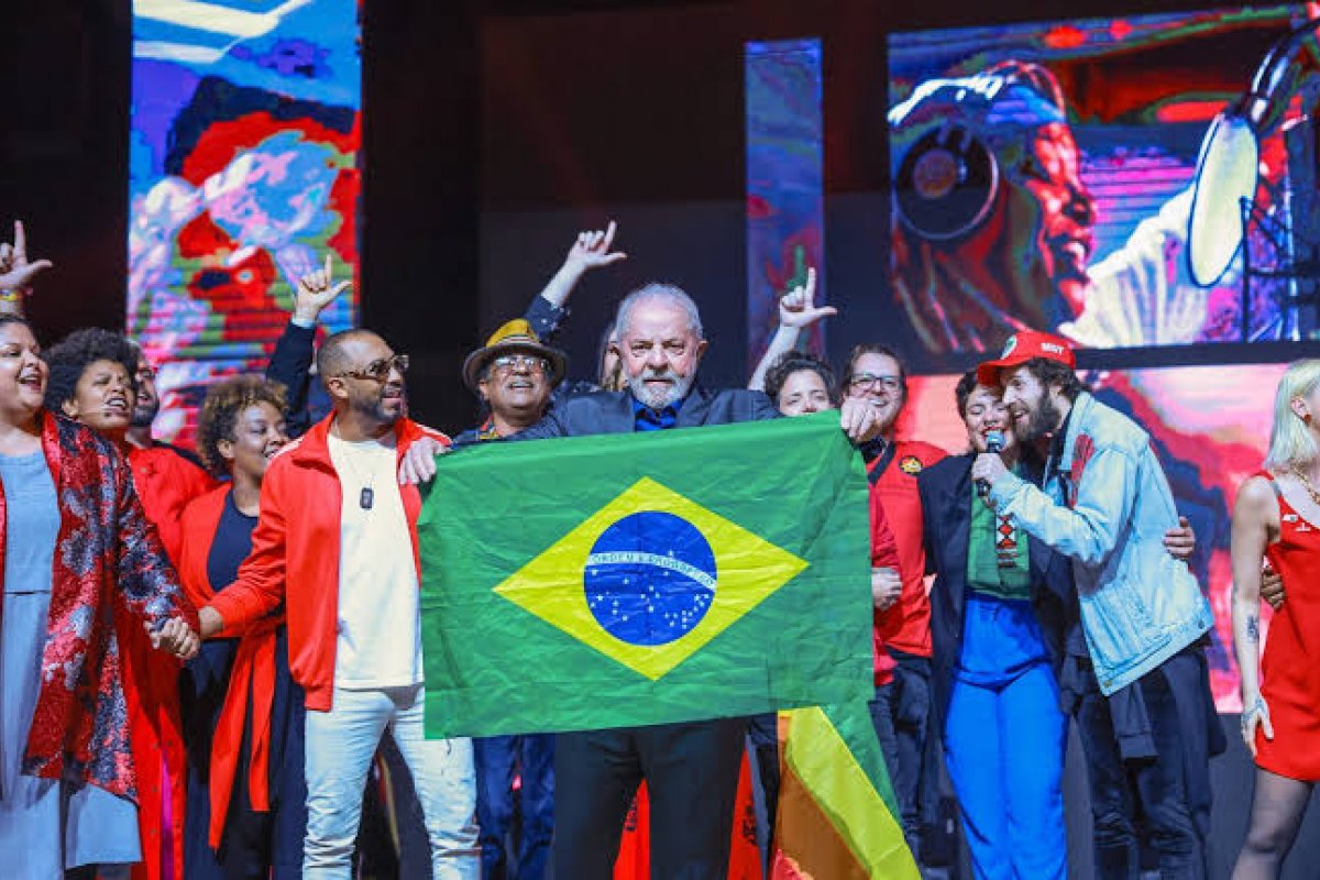 Chapa do presidente Lula é acusada de abuso de poder econômico
