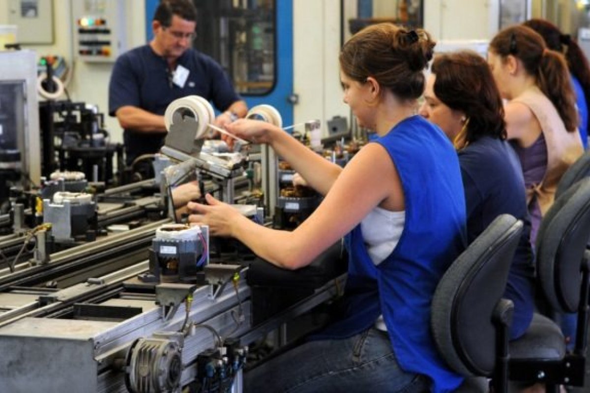 Indicador antecedente de emprego inicia 2023 com queda de 0,8 ponto, diz FGV