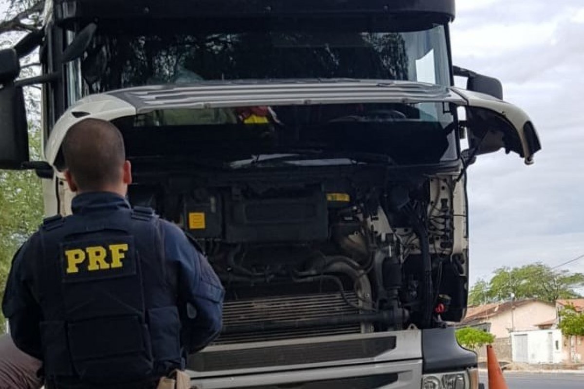 Caminhão furtado é recuperado pela PRF em Paulo Afonso