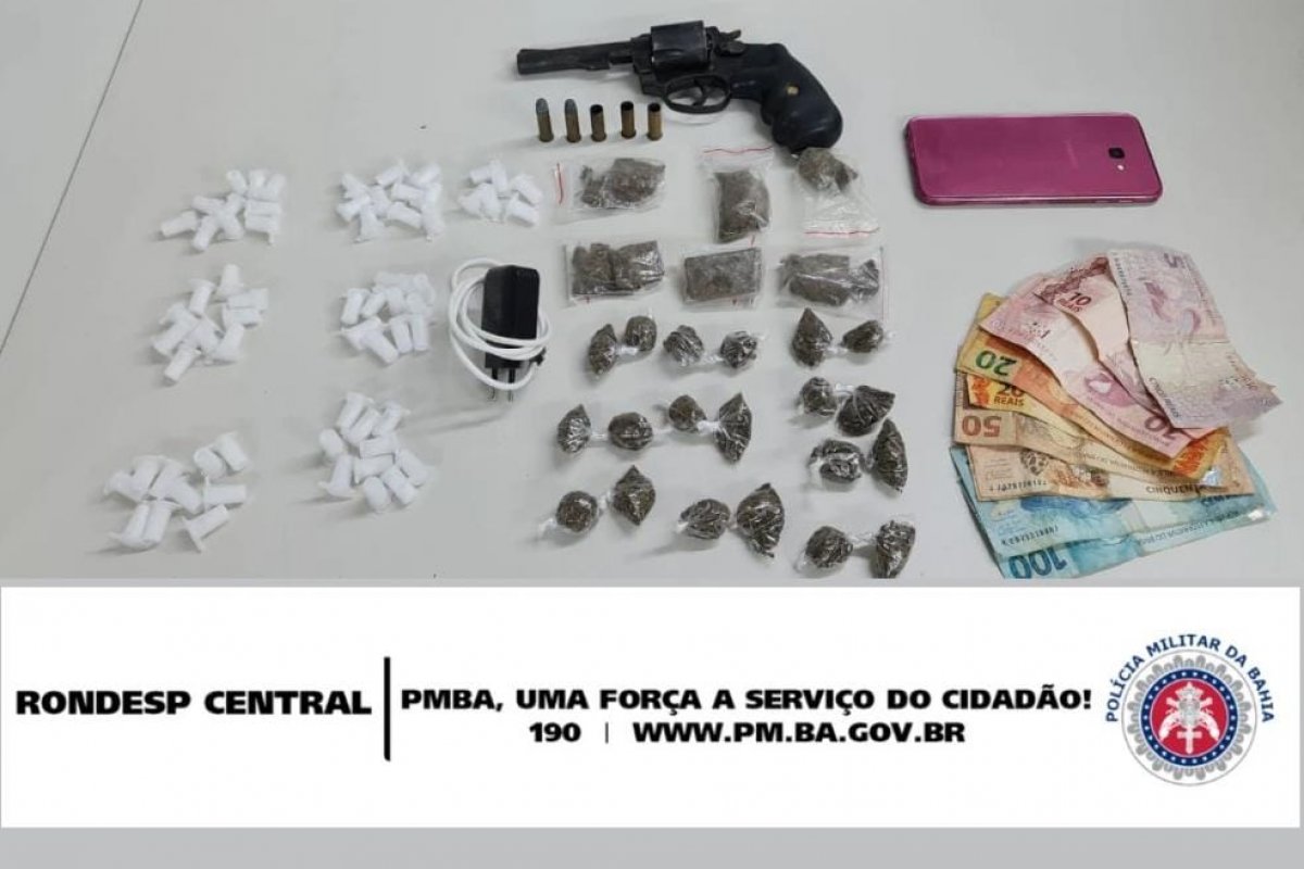Drogas e arma são apreendidas pela PM no Arenoso em Salvador