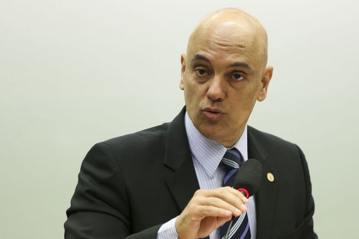 Alexandre de Moraes autoriza PF a devolver celular de Marcos do Val
