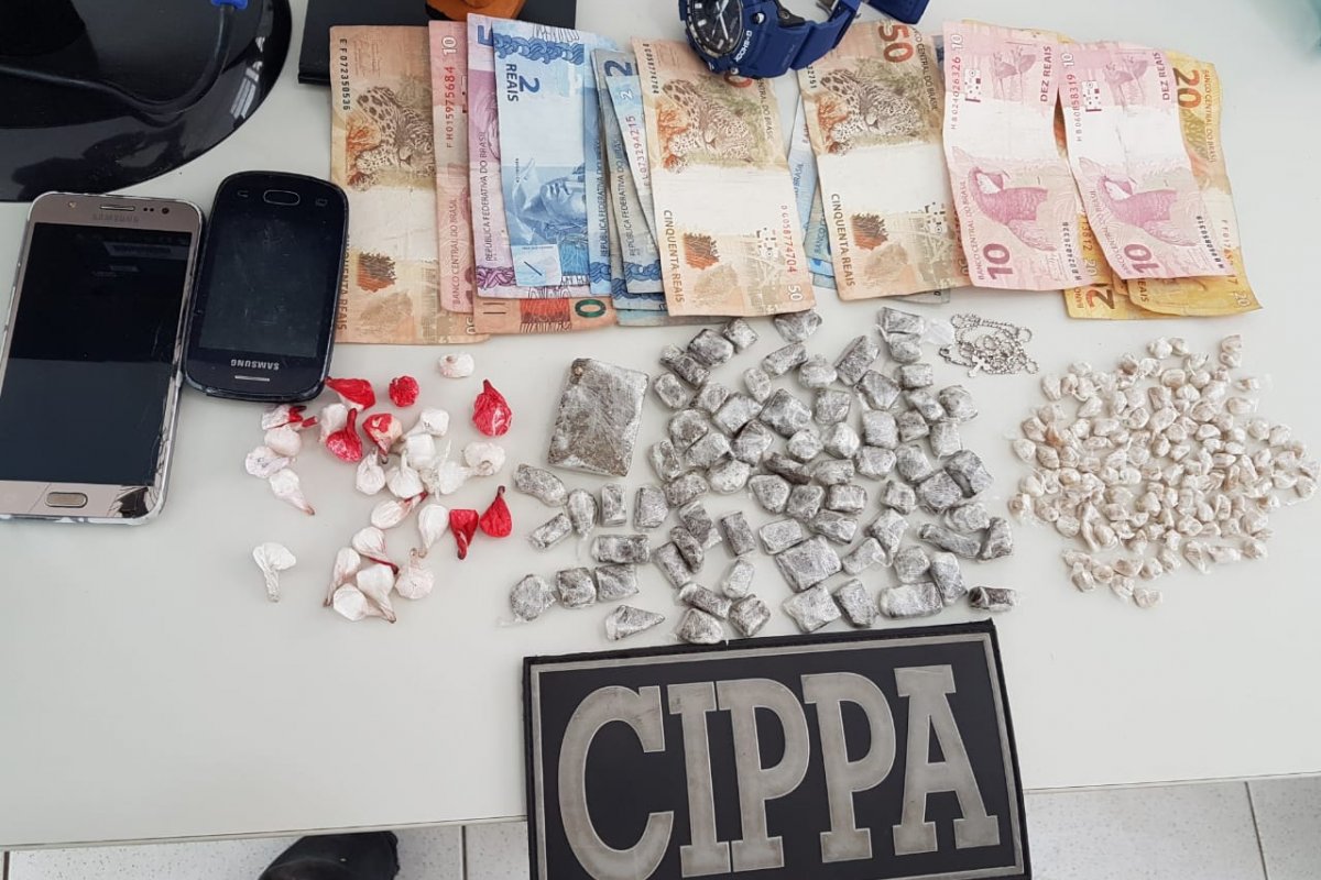 Dois homens são presos com drogas dentro de um barco em Porto Seguro