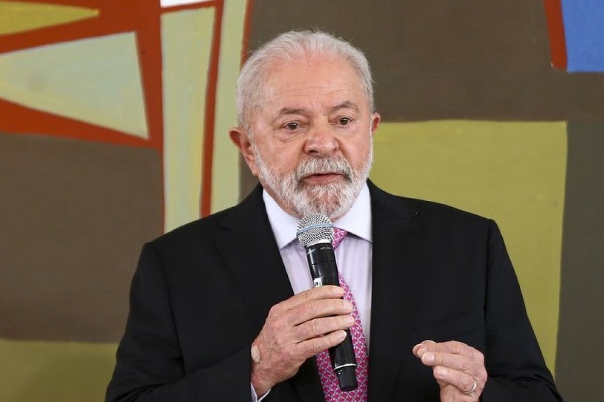 Ao lembrar do atentado, Lula diz que democracia é patrimônio mais precioso da população