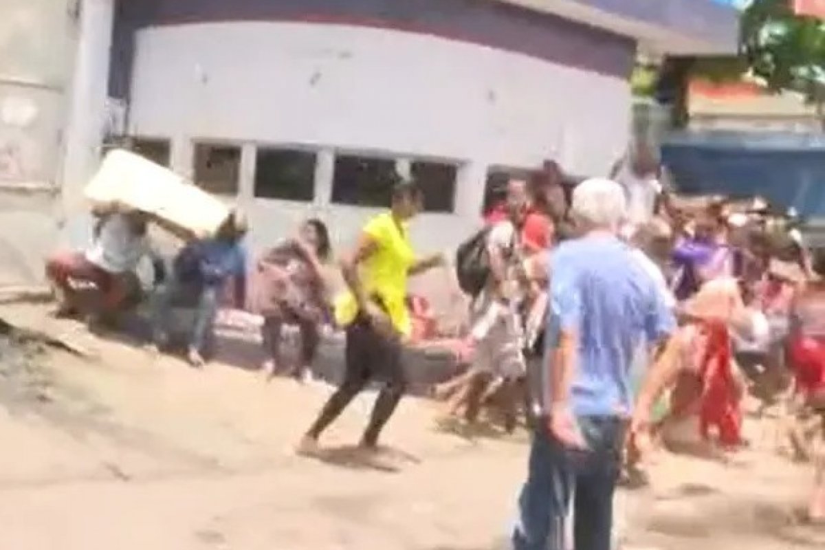 Guarda Municipal joga bomba em ambulantes que tentam credencial para trabalhar no carnaval