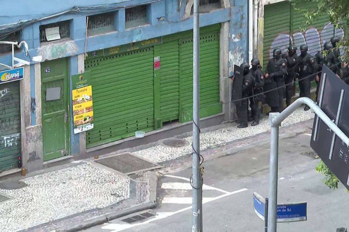 Homem faz cinco pessoas reféns em bar no Rio de Janeiro