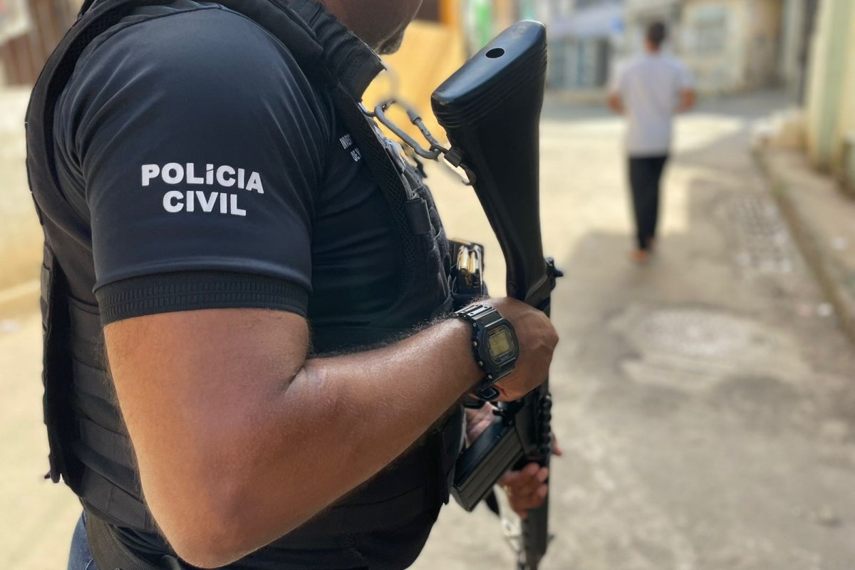 Mais de 60 policiais civis e militares cumprem mandados em Santo Antônio de Jesus