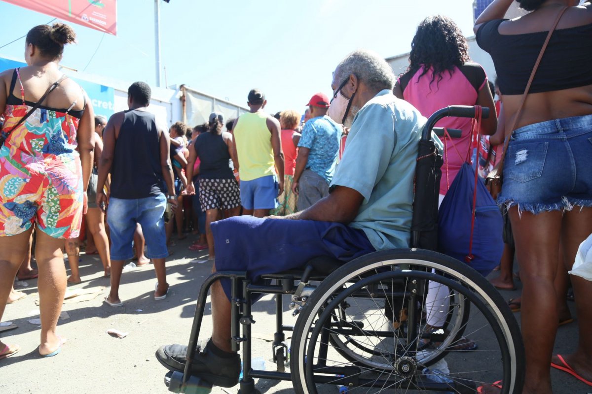 Vídeo: ambulantes permanecem em frente à Semop mesmo após encerramento do credenciamento para o Carnaval