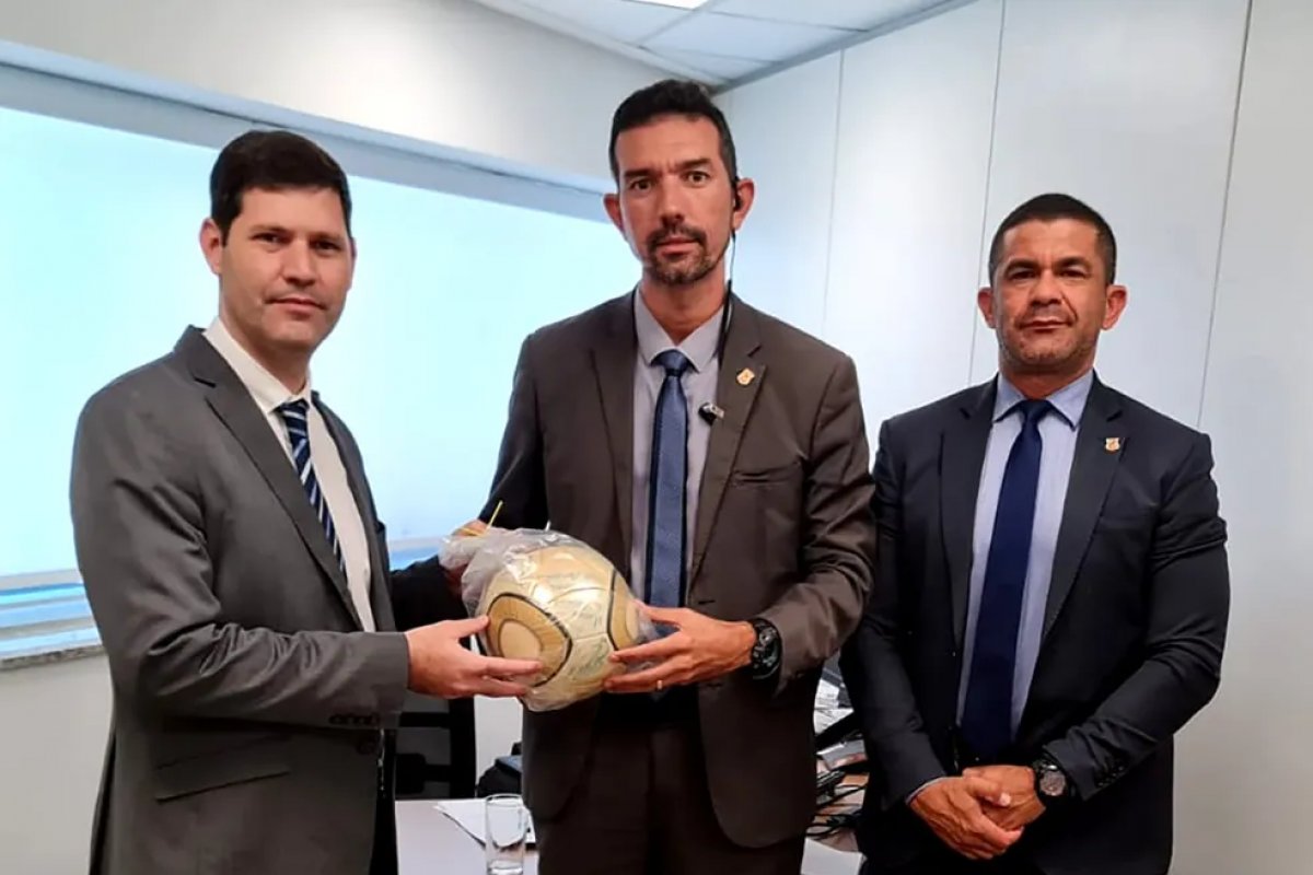 PF devolve à Câmara bola autografada por Neymar que foi furtada durante atos do 8 de janeiro
