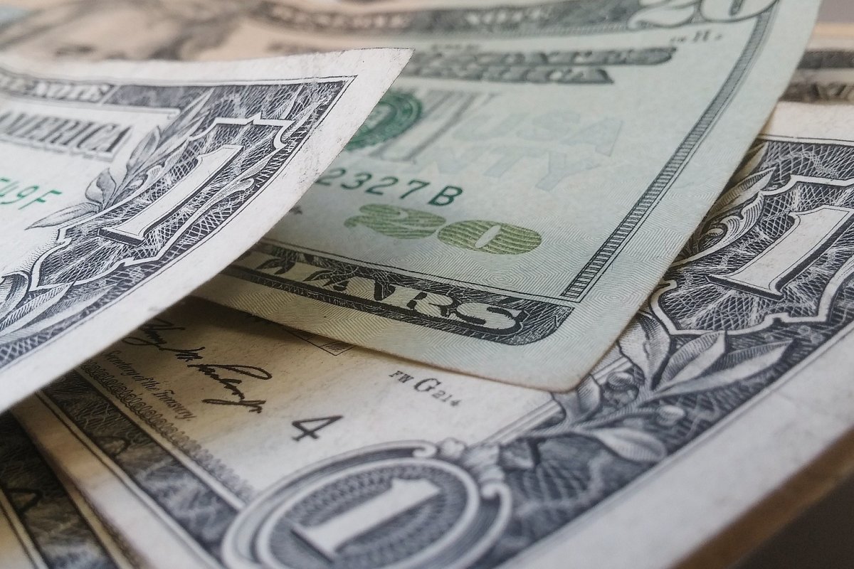 Ibovespa tem queda de 1,77% e dólar sobe para R$5,27 nesta quinta-feira (09)