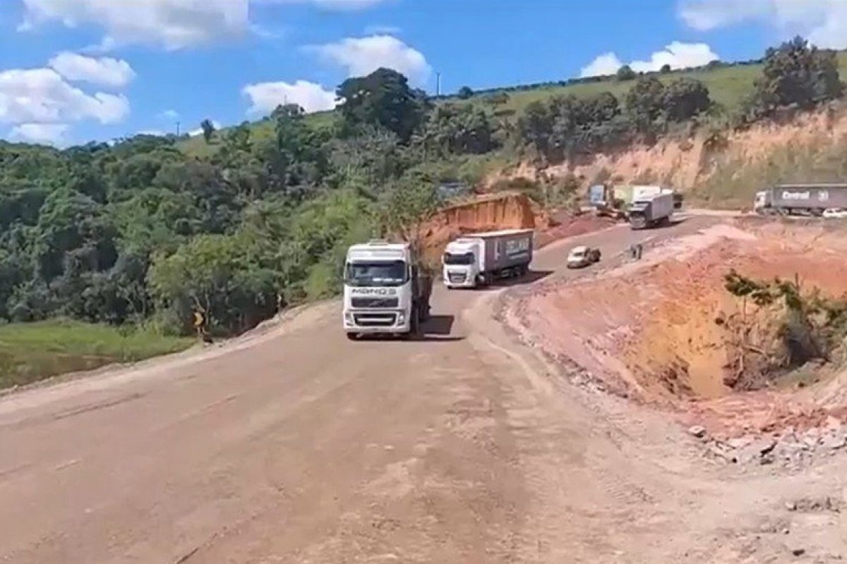 Acesso de veículos pesados é liberado em trecho da BR-101 bloqueado por cratera