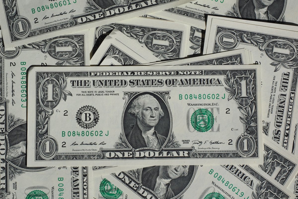 Dólar recua com cautela e investidores mantêm preocupação sobre BC ceder às pressões do governo