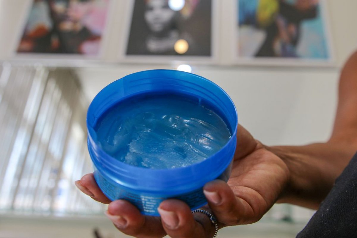 Anvisa proíbe o uso de pomadas para modelar e trançar cabelos