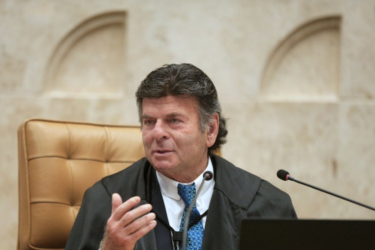 “Política se resolve no parlamento, não no Judiciário”, declara ministro Luiz Fux