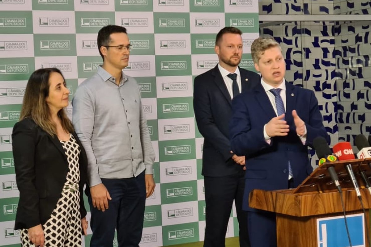 Deputados da oposição requerem informações sobre aquisições de móveis na Presidência