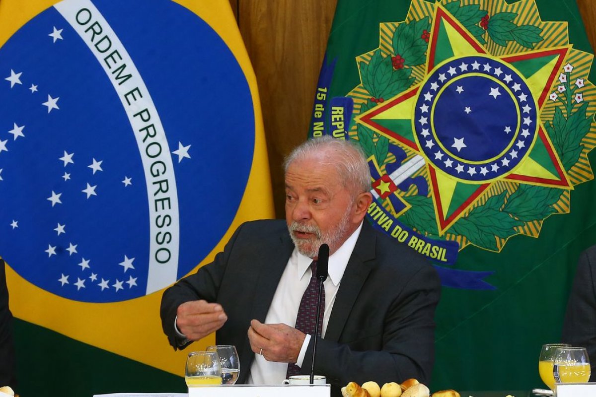"Se eu mandar munição, entrei na guerra", diz Lula sobre confronto entre Rússia e Ucrânia