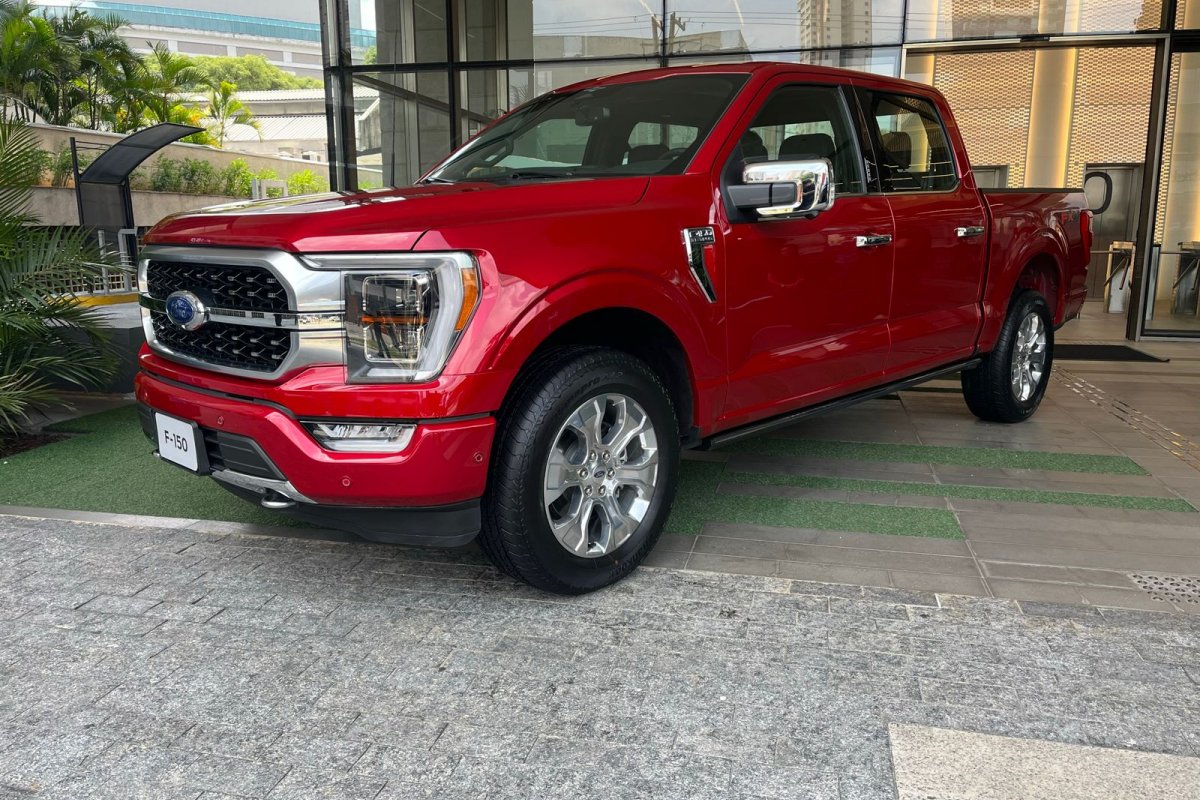Farol da Bahia confere de perto a nova F150 que vem ao Brasil