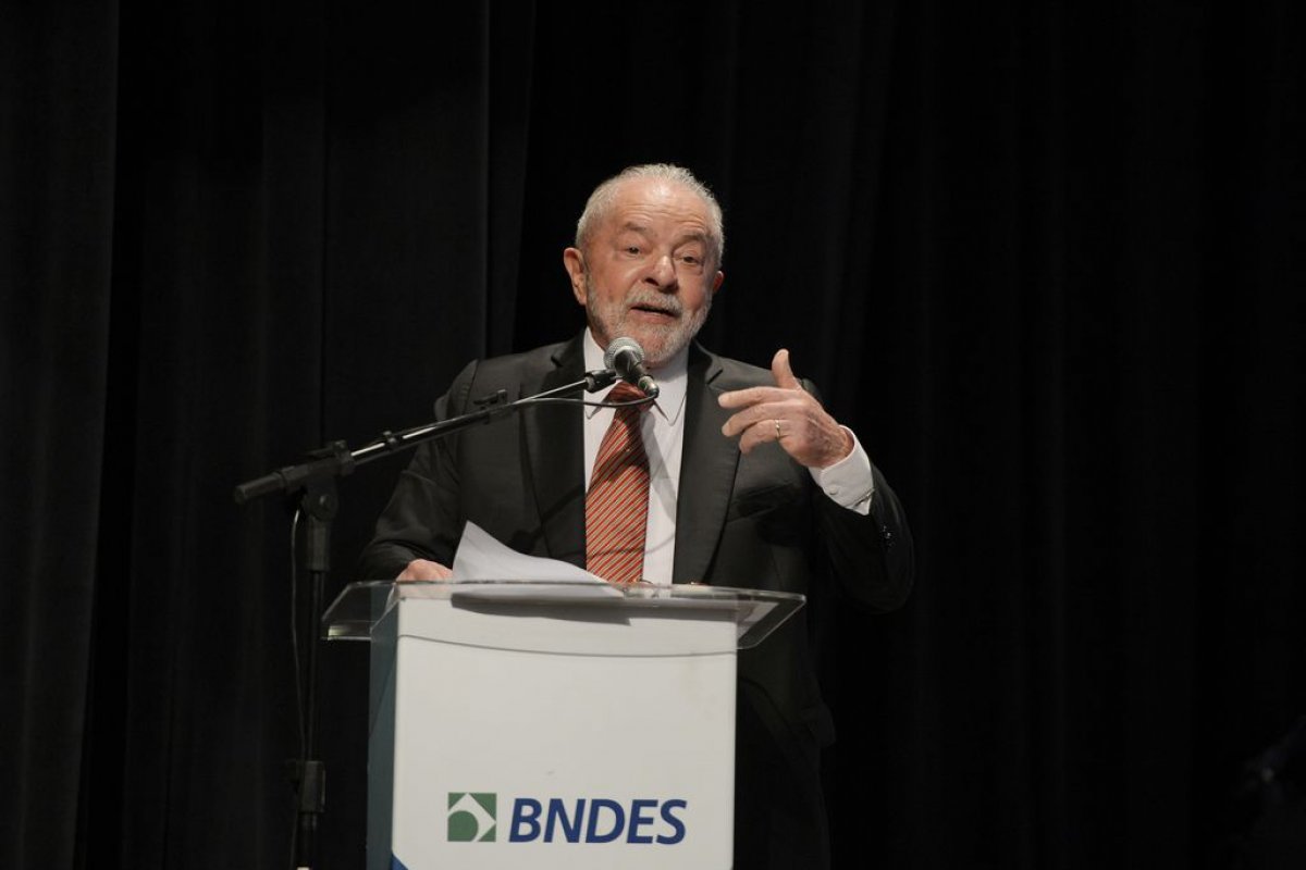 "Eu quero que ele seja julgado de acordo com a lei", diz Lula sobre Bolsonaro em entrevista à CNN