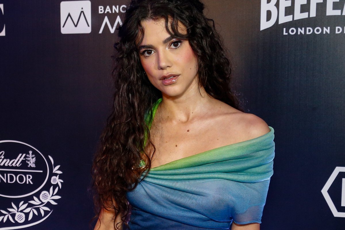 Manu Gavassi usa Ferragamo inédito no Brasil!