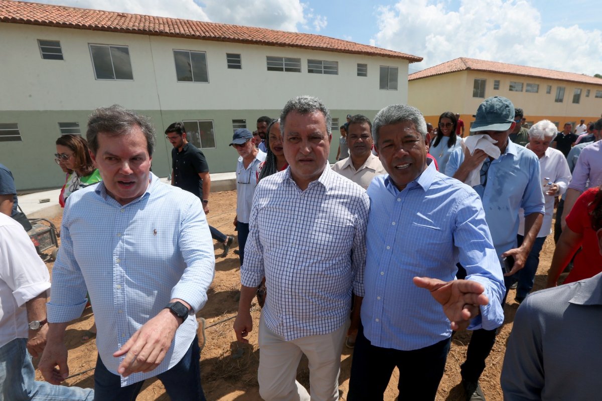 Rui Costa e Jerônimo Rodrigues visitam residenciais do programa Minha Casa, Minha Vida