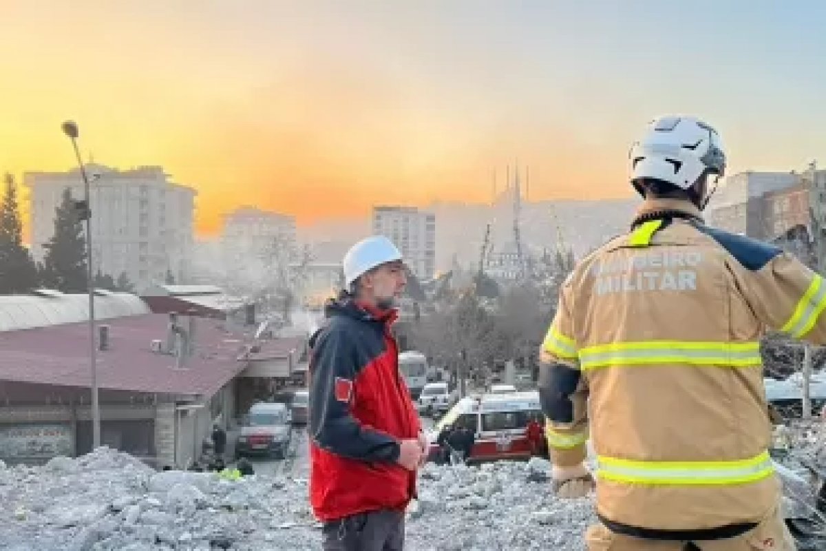 Bombeiros de Minas Gerais auxiliam nos trabalhos de busca e resgate após terremoto na Turquia