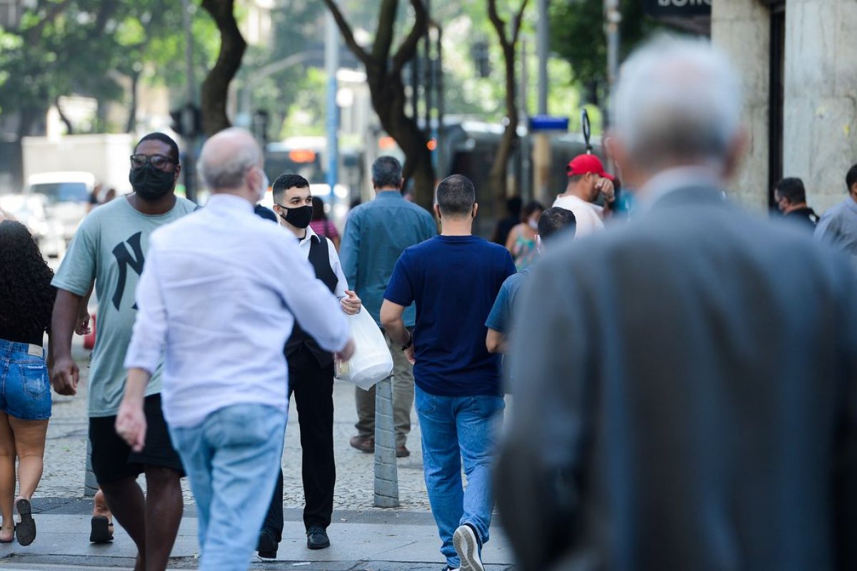 Média móvel de casos e mortes por Covid-19 segue em queda no Brasil há uma semana