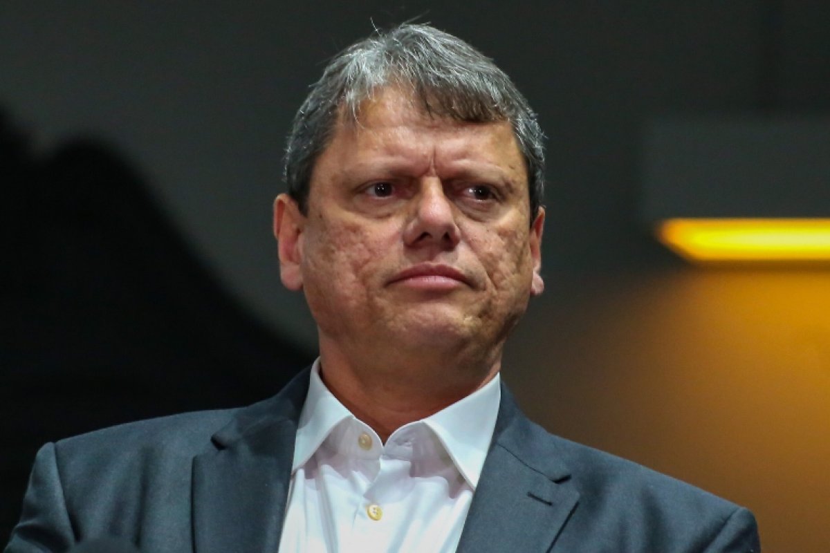 Tarcísio de Freitas é diagnosticado com Covid-19